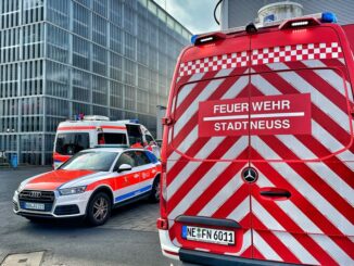 FW-NE: Brand in einem Serverraum des Johanna-Etienne-Krankenhauses | Mehrere Stationen geräumt | Umfangreiche Entrauchungsmaßnahmen nötig