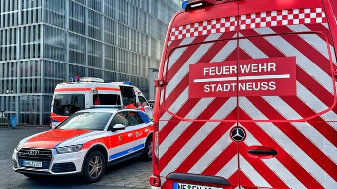 FW-NE: Brand in einem Serverraum des Johanna-Etienne-Krankenhauses | Mehrere Stationen geräumt | Umfangreiche Entrauchungsmaßnahmen nötig