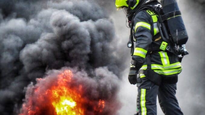 FW-NE: Brand in einem Wohngebäude mit Flachdach | Keine Verletzten Personen