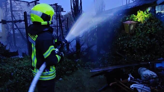 FW-NE: Brand in einer Kleingartenanlage in Holzheim | Keine Verletzten