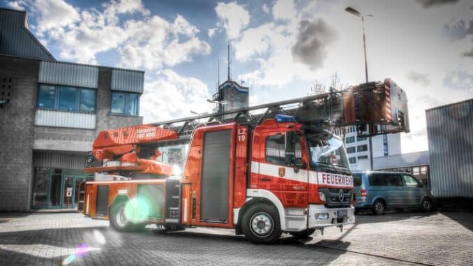 FW-NE: Brandgeruch in einem Hochhaus | Falschparker behindern Feuerwehr