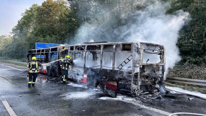 FW-NE: Brannte Gelenkbus auf A46 | Keine Verletzten aber hoher Sachschaden