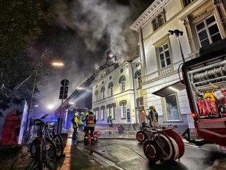 FW-NE: Dachstuhlbrand auf der Erftstraße | Keine Verletzten