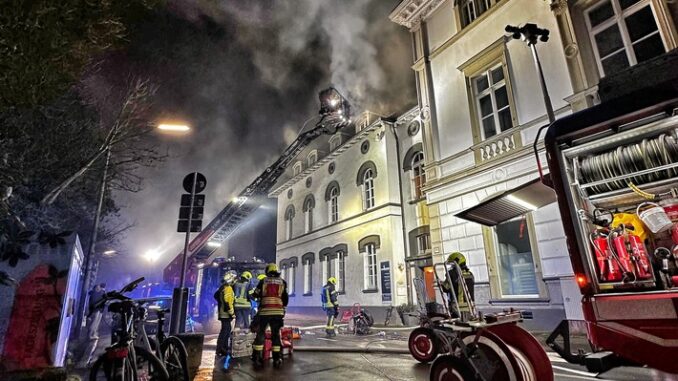 FW-NE: Dachstuhlbrand auf der Erftstraße | Keine Verletzten