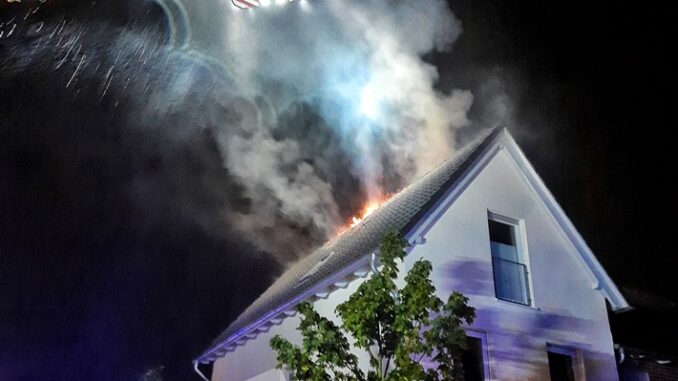 FW-NE: Dachstuhlbrand durch Blitzschlag | Keine Verletzten
