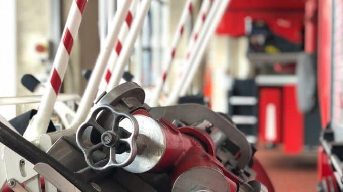 FW-NE: Drei Feuer auf der Furth halten Feuerwehr in Atem | acht Personen über Leitern gerettet