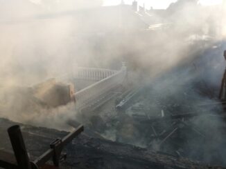 FW-NE: Einfamilienhaus in Vollbrand - Nachbarhaus durch die Brandausbreitung beschädigt