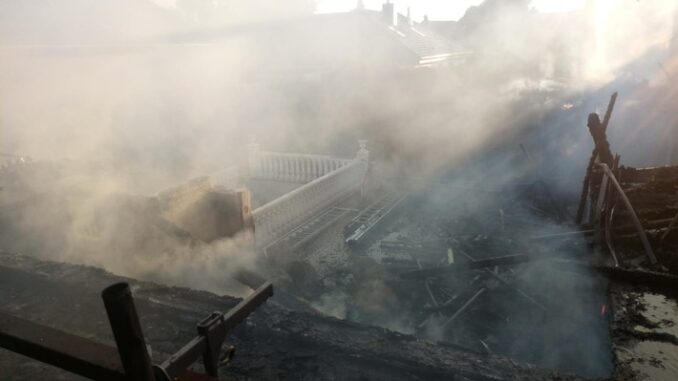 FW-NE: Einfamilienhaus in Vollbrand - Nachbarhaus durch die Brandausbreitung beschädigt