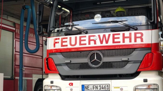 FW-NE: Explosion einer Garage beschädigt zahlreiche Häuser | Keine Verletzten