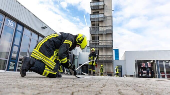 FW-NE: Fahrzeugbrand in Tiefgarage | Keine Personen verletzt
