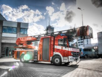 FW-NE: Feuer im Dachbereich einer Halle | Drei Personen durch Rauchgase verletzt