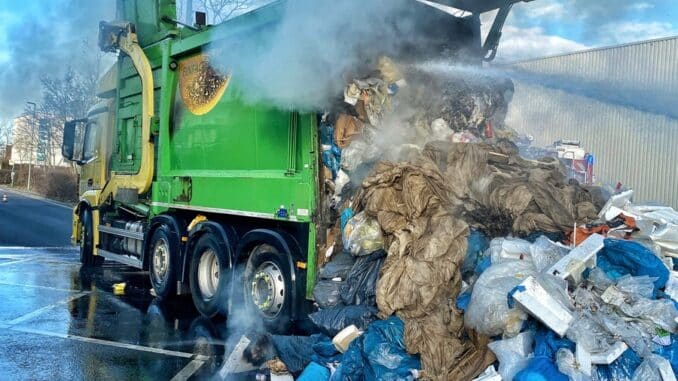 FW-NE: Feuer in Müllfahrzeug | Fahrzeug musste auf der Staße entladen werden