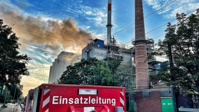 FW-NE: Feuer in einem Industriebetrieb an der Düsseldorfer Straße | Mehrere Löschzüge im Einsatz