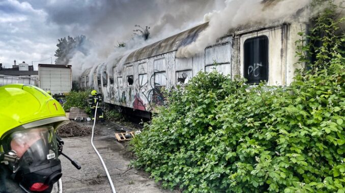 FW-NE: Feuer in einem alten Bahnwaggon | Keine Verletzten