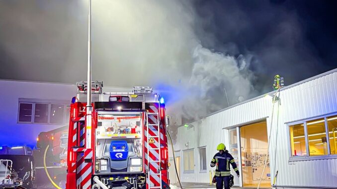 FW-NE: Feuer in einer Werkstatthalle | Feuerwehr verhindert Brandausbreitung