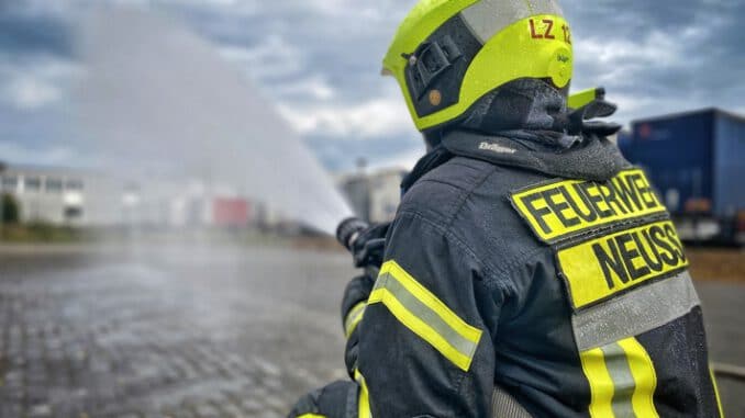 FW-NE: Feuerwehr verhindert Hallenbrand | LKW brennt in Werkstatt im Hafen