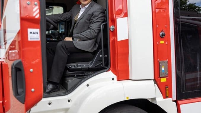 FW-NE: Fit für die Zukunft: Zwei neue Löschfahrzeuge für die Feuerwehr Neuss | Bürgermeister übergibt die Schlüssel