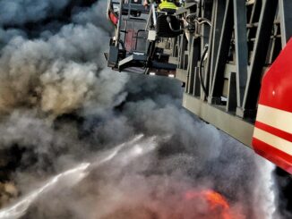 FW-NE: Großbrand am Schrottplatz Morgensternsheide | Feuer unter Kontrolle | Warnungen zurückgenommen