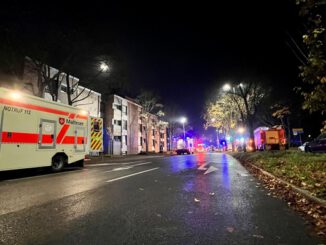 FW-NE: Kellerbrand an der Kaarster Straße | 71 Betroffene und 10 verletzte Personen