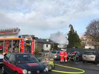 FW-NE: Kellerbrand in Einfamilienhaus - Gleichzeitige Brandmeldealarmierung in einem Gewerbebetrieb