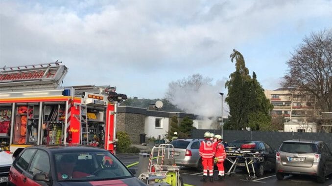 FW-NE: Kellerbrand in Einfamilienhaus - Gleichzeitige Brandmeldealarmierung in einem Gewerbebetrieb