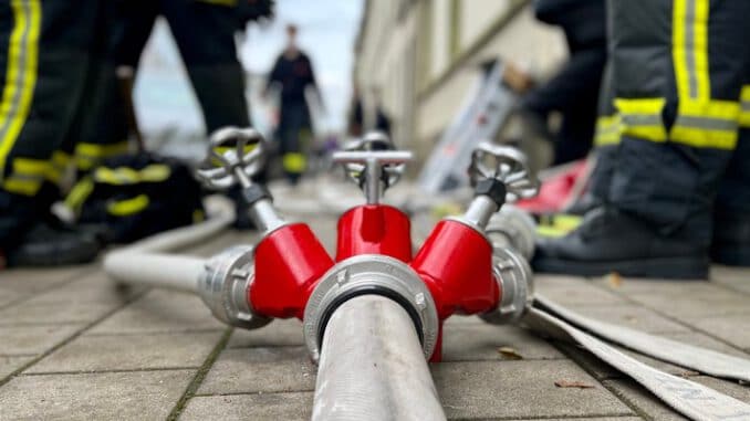 FW-NE: Küchenbrand fordert zwei Verletzte | Wohnung unbewohnbar
