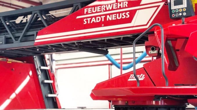 FW-NE: Küchenbrand im 2. OG eines Mehrfamilienhauses | Ausgelöste Rauchmelder warnen die Bewohner