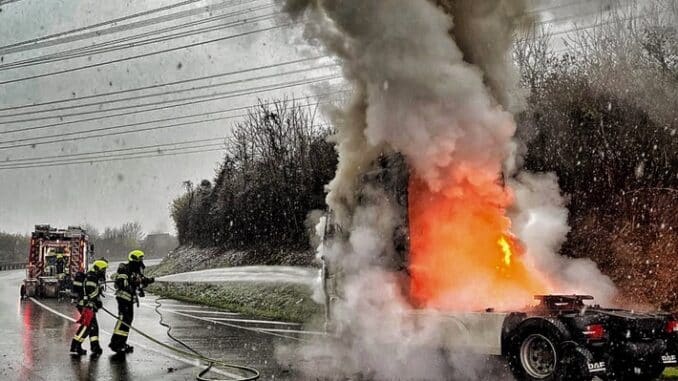 FW-NE: LKW-Brand im Kreuz Neuss-West | LKW-Fahrer handelt vorbildlich und verhindert größeren Schaden