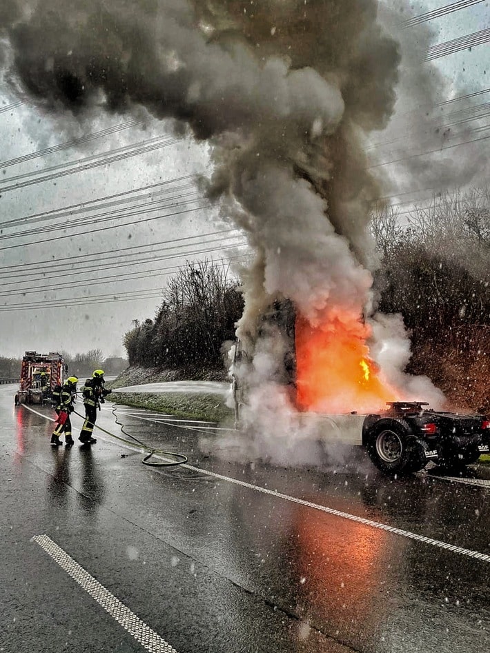 FW-NE: LKW-Brand im Kreuz Neuss-West | LKW-Fahrer handelt vorbildlich und verhindert größeren Schaden