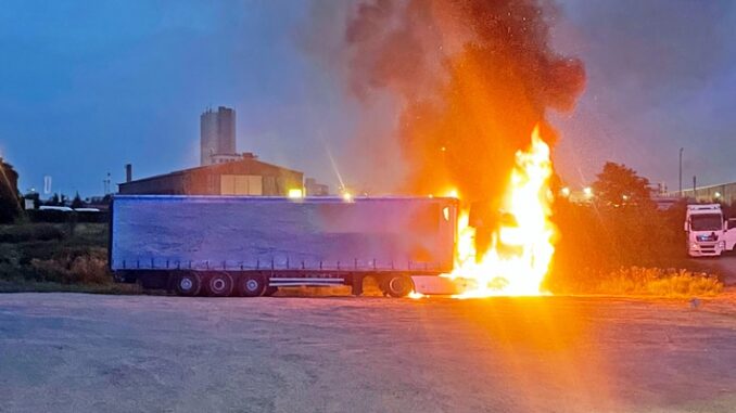 FW-NE: LKW in Vollbrand | Zugmaschine vollständig ausgebrannt