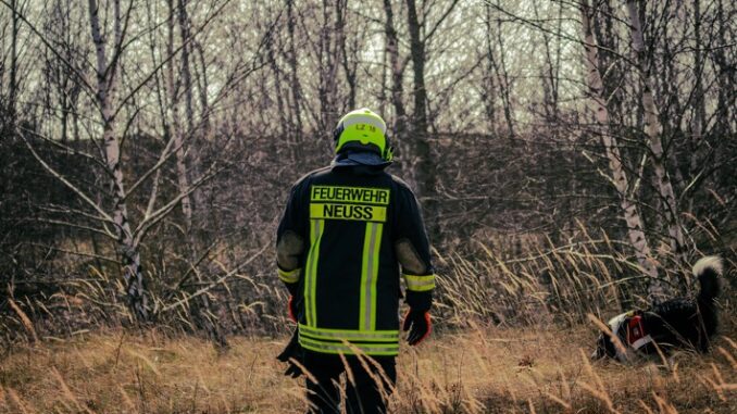 FW-NE: Nächtlicher Einsatz für Rettungshundestaffel | Feuerwehr Neuss findet vermisste Person wohlbehalten auf