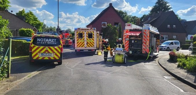 FW-NE: PKW gegen Hauswand, ein Verletzter