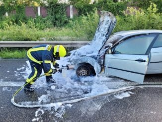 FW-NE: PKW gerät auf der Autobahn in Brand| keine Personen verletzt