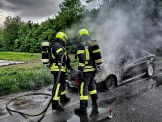 FW-NE: PKW in Vollbrand | Starke Rauchentwicklung