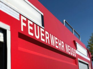 FW-NE: Rauchender Metallschrott war Phosphorbombe | Einsatz für den Kampfmittelräumdienst