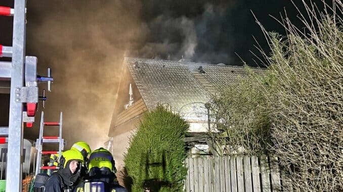 FW-NE: Schwelbrand sorgt für dreistündigen Einsatz in der Nacht | Feuerwehr verhindert Dachstuhlbrand