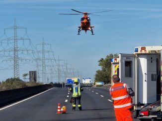 FW-NE: Verkehrsunfall auf der A57 | 4 Personen verletzt