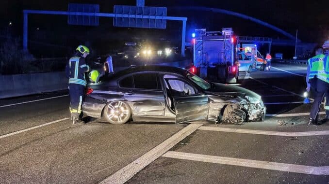 FW-NE: Verkehrsunfall auf der A57 im Kreuz West | Zwei Personen verletzt