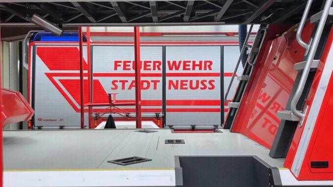 FW-NE: Verkehrsunfall im Kreuz Neuss-West | Eine Person eingeklemmt | Anspruchsvolle Rettungsmaßnahmen