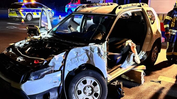 FW-NE: Verkehrsunfall mit Einsatzfahrzeug der Feuerwehr | Zwei Verletzte