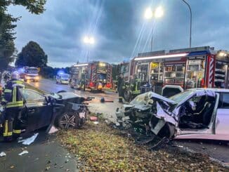 FW-NE: Verkehrsunfall mit Frontalkollision in Neuss-Norf | Zwei Personen schwer verletzt