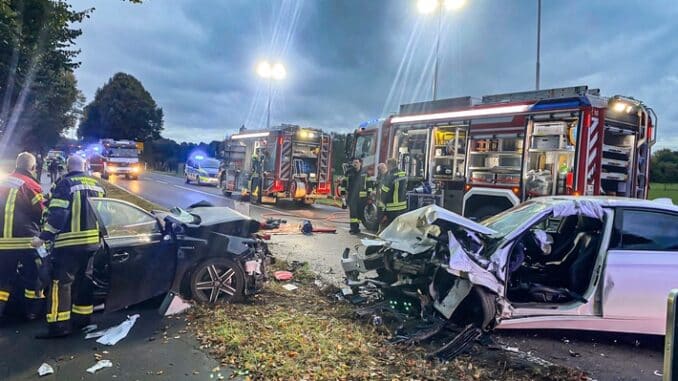 FW-NE: Verkehrsunfall mit Frontalkollision in Neuss-Norf | Zwei Personen schwer verletzt