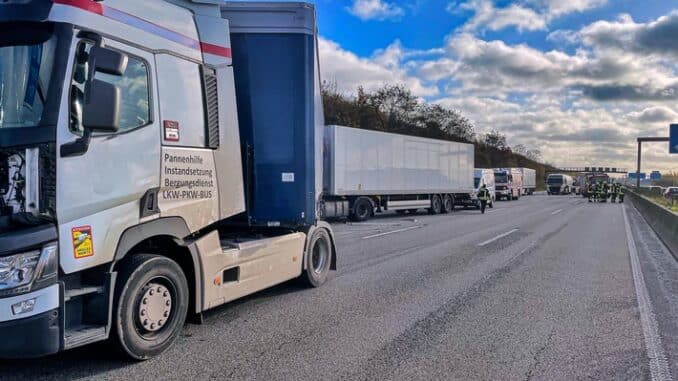 FW-NE: Verkehrsunfall mit drei LKW | Fünf Personen verletzt | Lange Staus