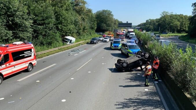 FW-NE: Verkehrsunfall mit sechs verletzten Personen | Zeitweilige Vollsperrung der A57