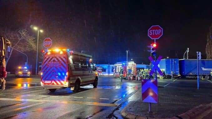 FW-NE: Verkehrsunfall zwischen Straßenbahn und LKW | Zehn Personen verletzt