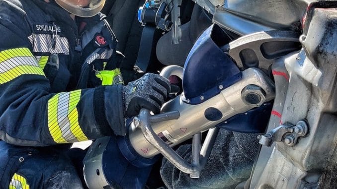 FW-NE: Verkehrsunfall zwischen zwei PKW | Eine Person aus PKW befreit