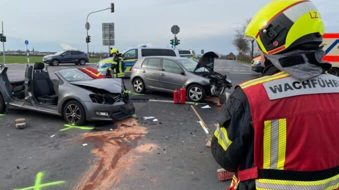 FW-NE: Verkehrsunfall zwischen zwei Pkw | zwei Personen verletzt