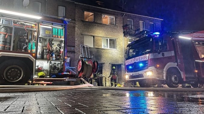 FW-NE: Wohnung in Vollbrand | 10 Personen betroffen