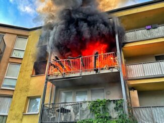 FW-NE: Wohnung in Vollbrand | Zwei Personen verletzt | NINA Meldung wegen Geruchsbelästigung im Stadtgebiet Neuss