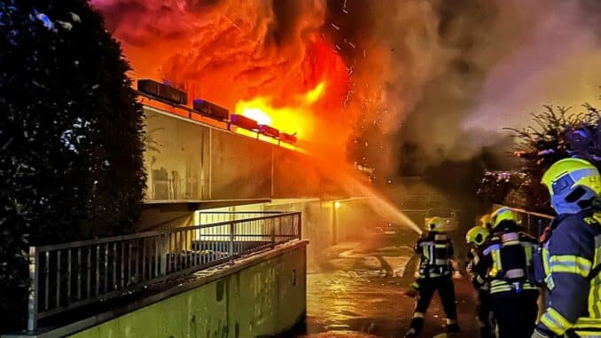 FW-NE: Wohnungsbrand fordert mehrere Löschzüge | Mehrfamilienhaus vorübergehend unbewohnbar